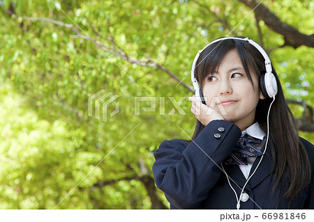 音楽を聴く女子高校生 音楽を聴く女子高校生 66981846