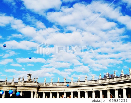 バチカン市国と祝福の青いバルーン/Blessing blue balloons in Vatican バチカン市国と祝福の青いバルーン/Blessing blue balloons in Vatican 66982231
