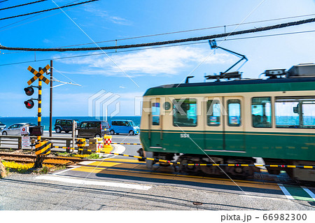 《神奈川県》海沿いの江ノ電・鎌倉高校前の踏み切り 66982300