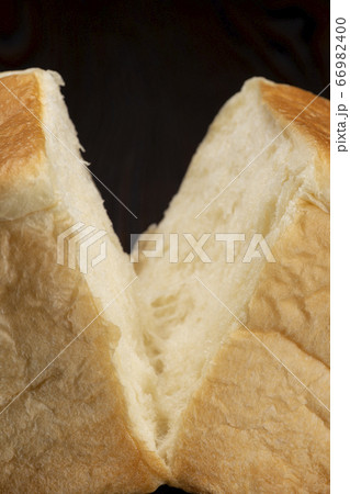 焼きたての食パンを半分に割る 66982400