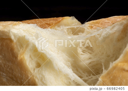 焼きたての食パンを半分に割る 66982405