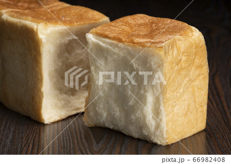 焼きたての食パンを半分に割る 66982408