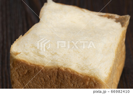 焼きたての食パンを半分に割る 66982410