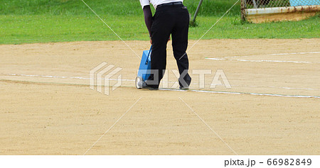グランドでライン引きをしている様子/野球場 グランドでライン引きをしている様子/野球場 66982849