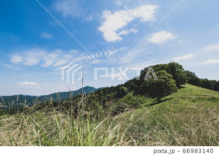 夏の峠の風景 青空と山並みと緑 b-3 マット感 夏の峠の風景 青空と山並みと緑 b-3 マット感 66983140