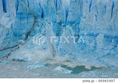 崩落するペリトモレノ氷河 崩落するペリトモレノ氷河 66983997
