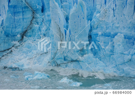 崩落するペリトモレノ氷河 66984000