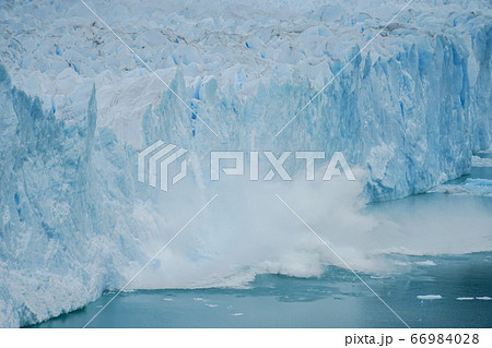 崩落するペリトモレノ氷河 66984028