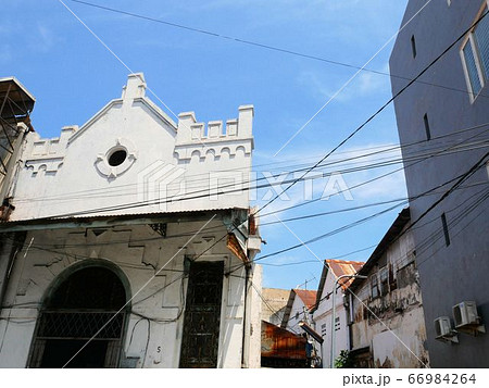 インドネシア・スラバヤ市　旧市街のコロニアル建築物 66984264
