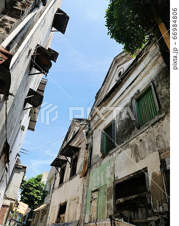 スラバヤの旧市街にあるコロニアル建築物　（インドネシア・ジャワ島） 66984806