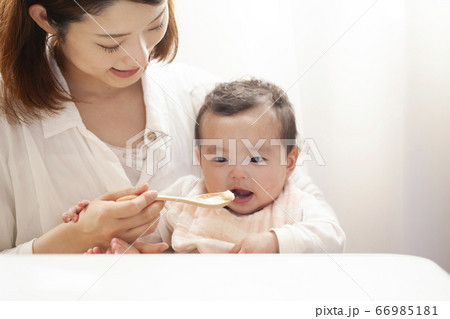 離乳食を食べる赤ちゃん 離乳食を食べる赤ちゃん 66985181