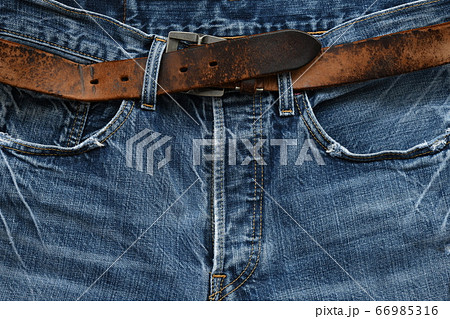 ブルージーンズと古い革のベルト 66985316