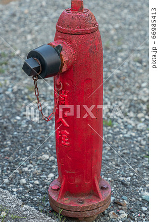 レトロな消火栓 Retro but active fire hydrantの写真素材 [66985413