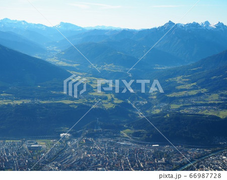インスブルック市街とアルプスの山並み 66987728