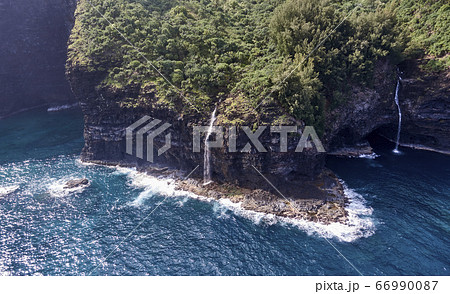 USA, Hawaii, Kauai, Waterfalls on Na Pali Coast 66990087