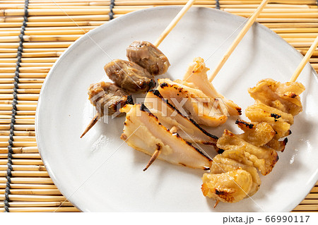 焼き鳥(塩焼き3本)盛り合わせ。背景、すだれ。 焼き鳥(塩焼き3本)盛り合わせ。背景、すだれ。 66990117
