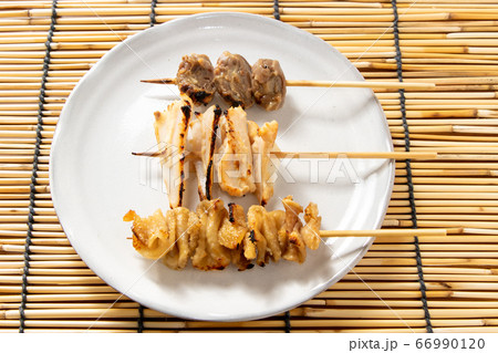 焼き鳥(塩焼き3本)盛り合わせ。背景、すだれ。 焼き鳥(塩焼き3本)盛り合わせ。背景、すだれ。 66990120