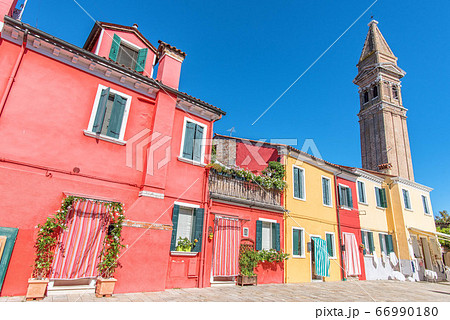 イタリア ベネチア ブラーノ島のカラフルな街並みの写真素材