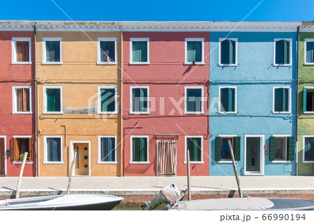 イタリア・ベネチア・ブラーノ島のカラフルな街並み 66990194