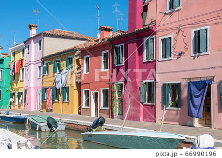 イタリア ベネチア ブラーノ島のカラフルな街並みの写真素材