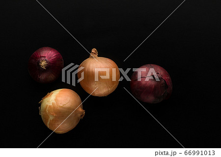 a few raw onions on black background 66991013