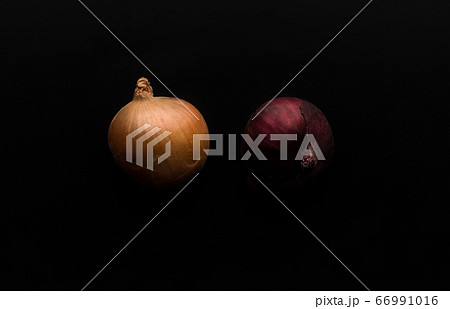 a few raw onions on black background 66991016