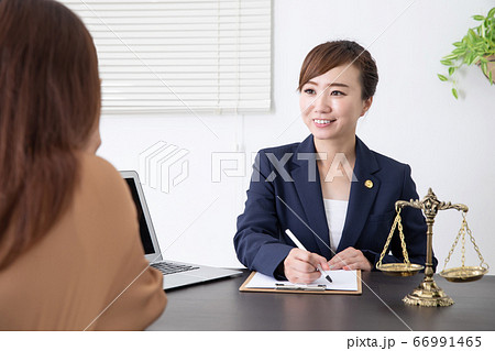 女性弁護士 66991465