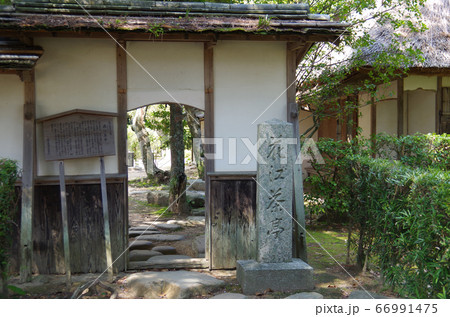 指月公園の茶室の入り口の景色の写真素材