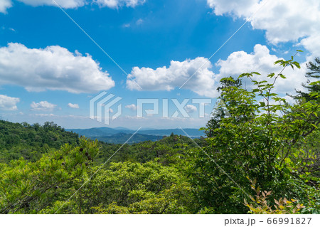 北峰縦走線の岩稜からの景色(金勝アルプス) 北峰縦走線の岩稜からの景色(金勝アルプス) 66991827
