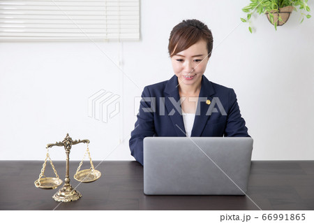 弁護士のアジア人女性(ネット相談・無料相談) 弁護士のアジア人女性(ネット相談・無料相談) 66991865