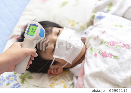 非接触式体温計で検温される男の子 66992115