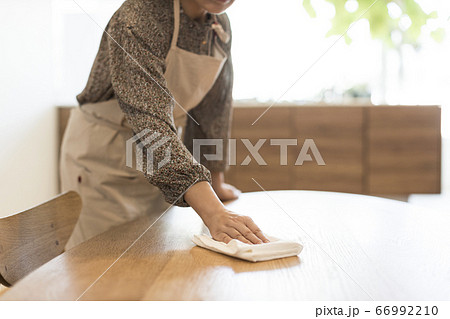 布巾でテーブルを拭く主婦 66992210