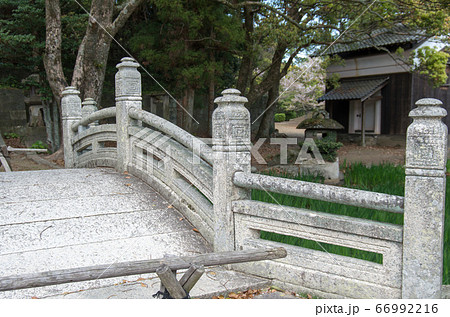 志津岐山神社に架かる万歳橋 66992216