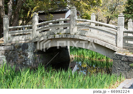 志津岐山神社に架かる万歳橋 66992224