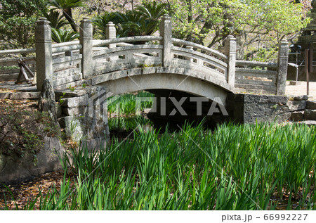 志津岐山神社に架かる万歳橋 66992227