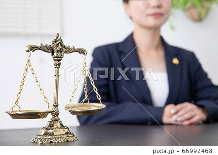 女性弁護士 66992468