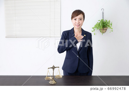 女性弁護士 66992478