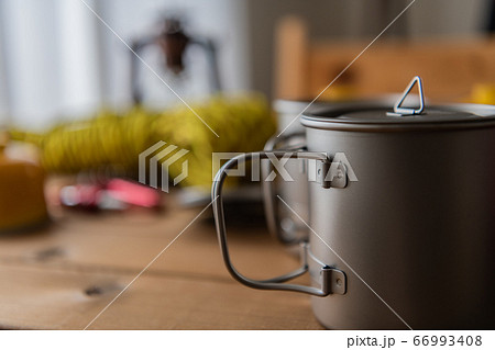 トレッキング道具木目背景 66993408