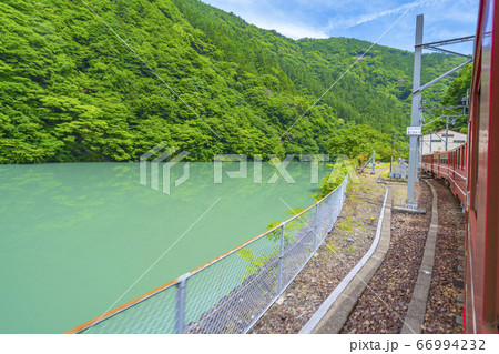 アプト式列車 絶景 車窓 アプト式列車 絶景 車窓 66994232