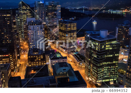 カナダ バンクーバー ルックアウトから見る夜景の写真素材