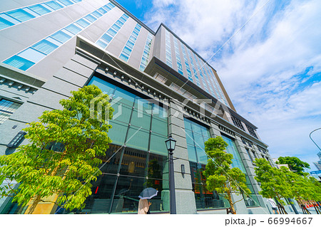 日本の横浜都市景観　桜木町駅前複合ビルなどを望む 66994667