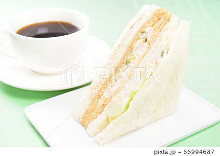 おいしいミックスサンドイッチとコーヒー おいしいミックスサンドイッチとコーヒー 66994687