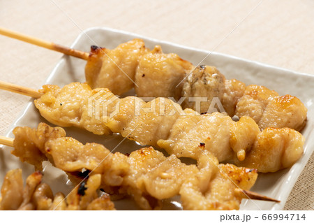焼き鳥(塩焼き)盛り合わせの、ぼんじり串を中心としたアップ。 66994714
