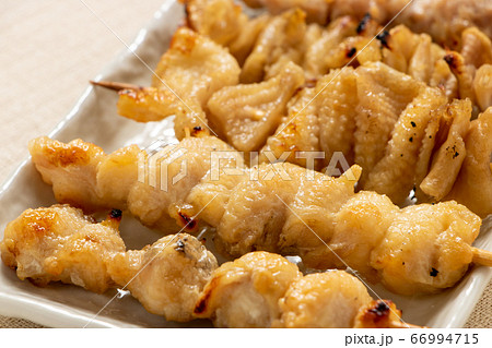 焼き鳥(塩焼き)盛り合わせの、ぼんじり串を中心としたアップ。 66994715