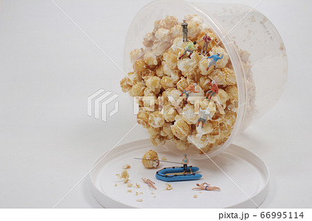 a mini figure are climbing the Popcorn and the 66995114