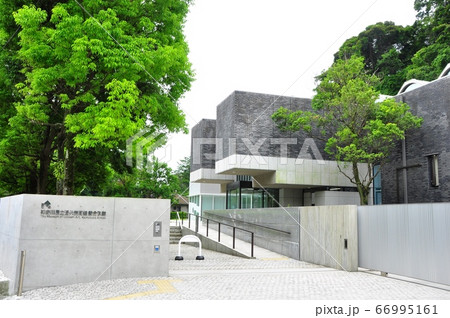 鎌倉の町並み 神奈川県立近代美術館鎌倉別館の正門入口と新緑 鎌倉の町並み 神奈川県立近代美術館鎌倉別館の正門入口と新緑 66995161
