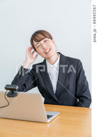 ウェブカメラを使ってオンライン面接する若い女性 就活失敗 の写真素材
