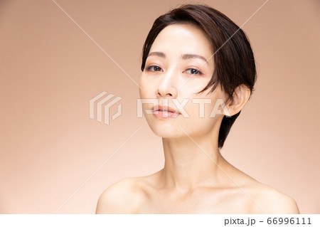 ミドル　女性　ビューティー 66996111