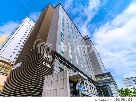 日本の横浜都市景観 桜木町駅前複合ビルなどを望む 日本の横浜都市景観 桜木町駅前複合ビルなどを望む 66996531