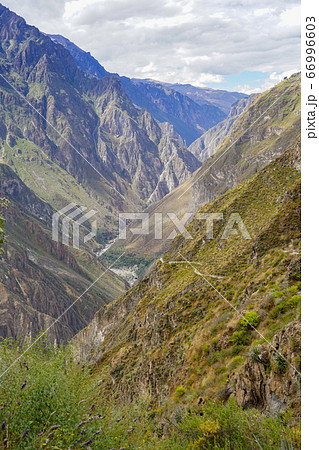 ペルーのコルカ峡谷(Colca Canyon)の美しい山々と崖の眺め(縦) ペルーのコルカ峡谷(Colca Canyon)の美しい山々と崖の眺め(縦) 66996603